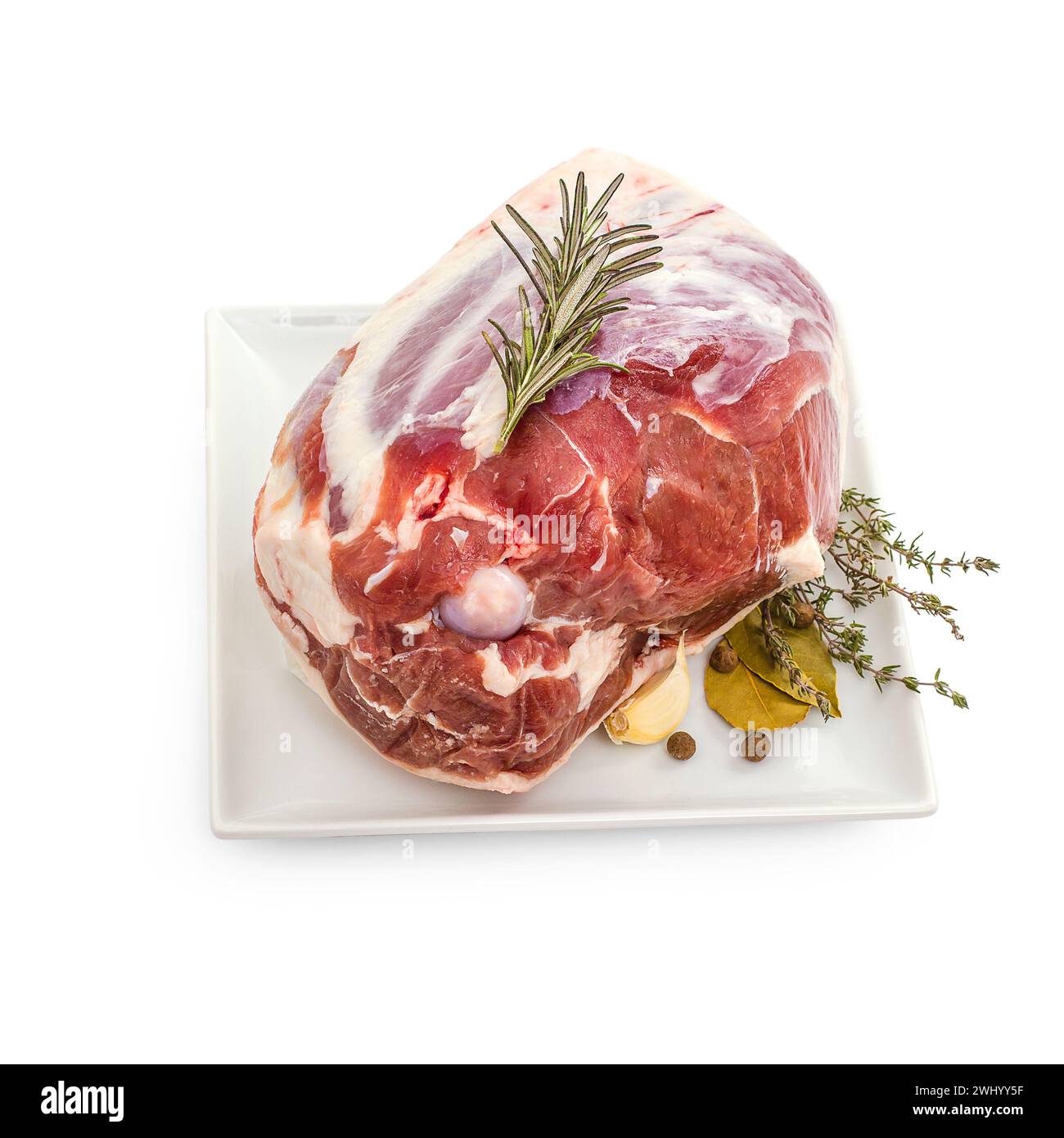 Cuisse d'agneau crue avec os, épices Banque D'Images