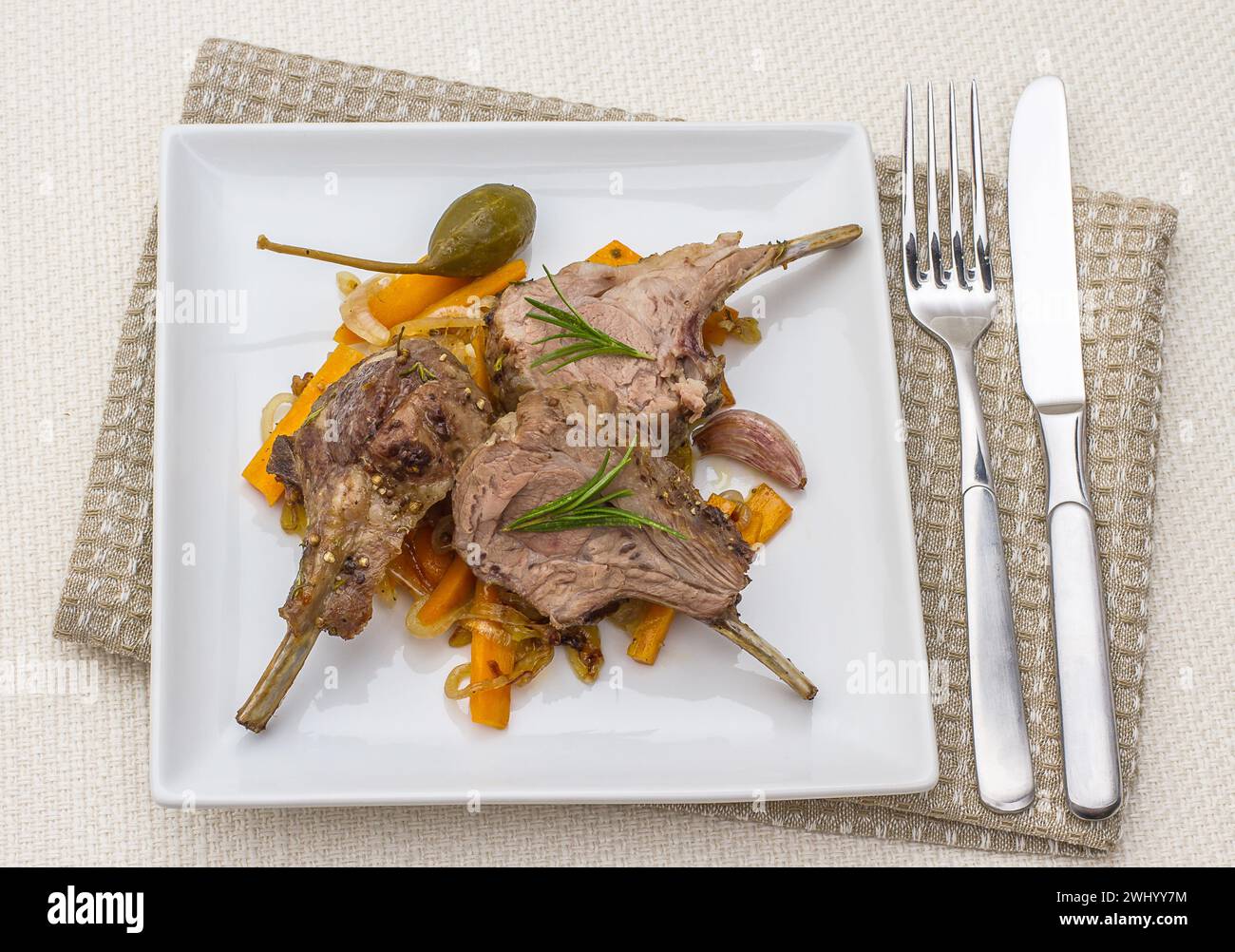 Grillades d'agneau avec carottes, câpres Banque D'Images