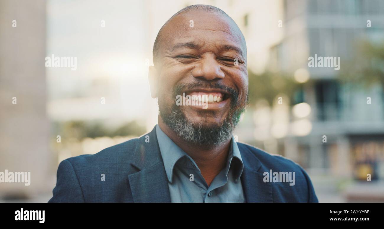 Visage, affaires et rire homme noir dans la ville en plein air le matin sur la lumière d'objectif. Portrait, avocat heureux et professionnel en ville, avocat et Banque D'Images