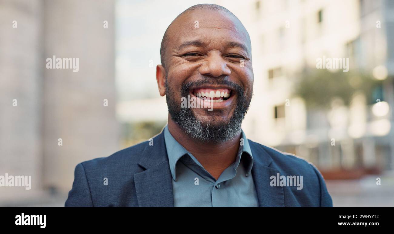 Visage, affaires et rire homme noir dans la ville en plein air le matin sur la lumière d'objectif. Portrait, avocat heureux et professionnel en ville, avocat et Banque D'Images