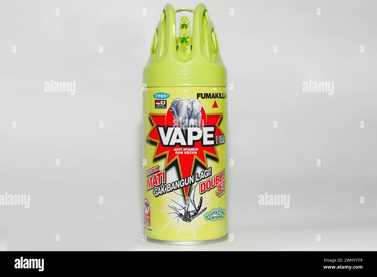 Gros plan de Vape Fumakilla double Jet Cap insectifuge spray isolé sur fond blanc Banque D'Images