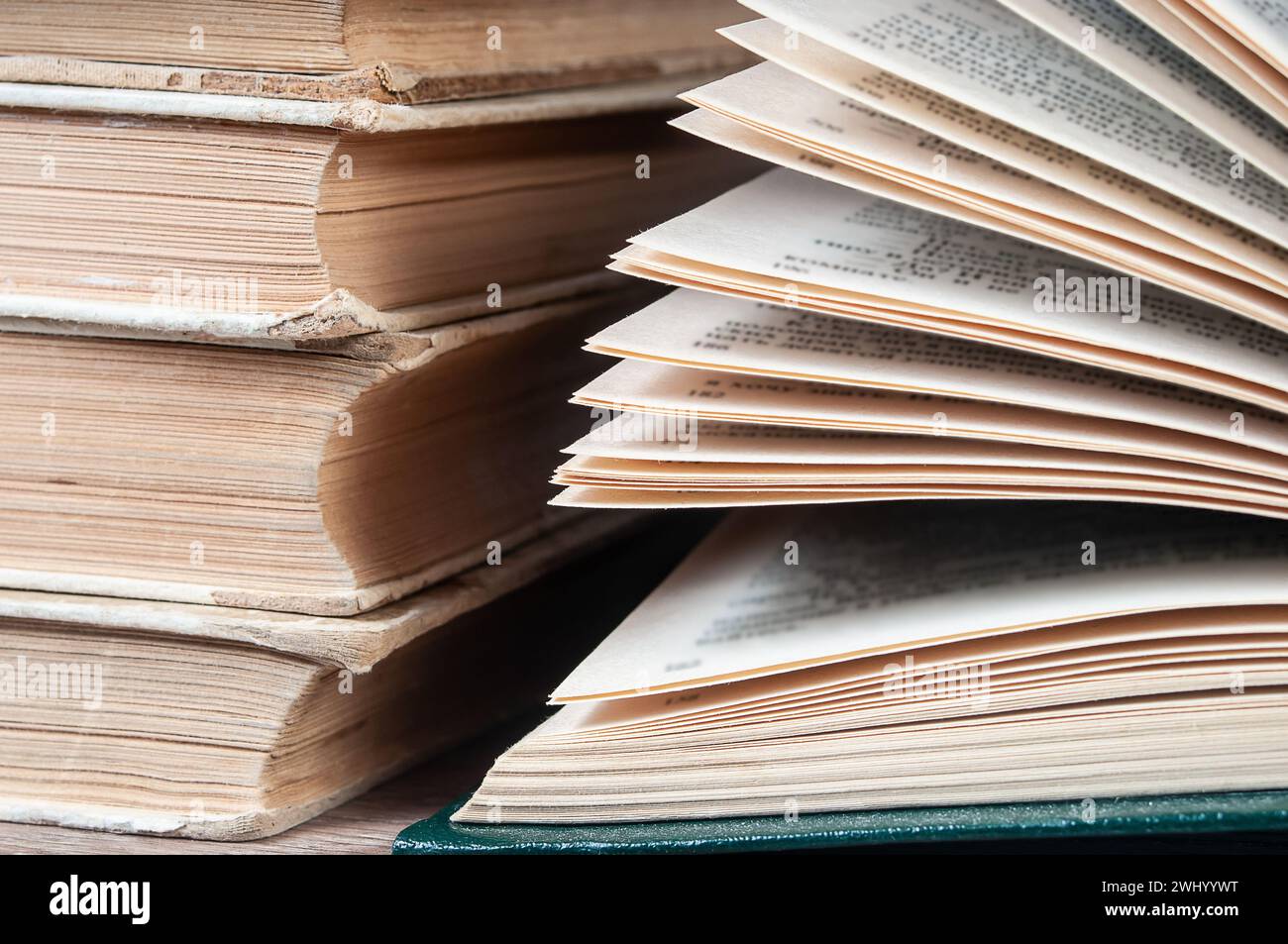 Pile de vieux livres et livre pliant de près Banque D'Images
