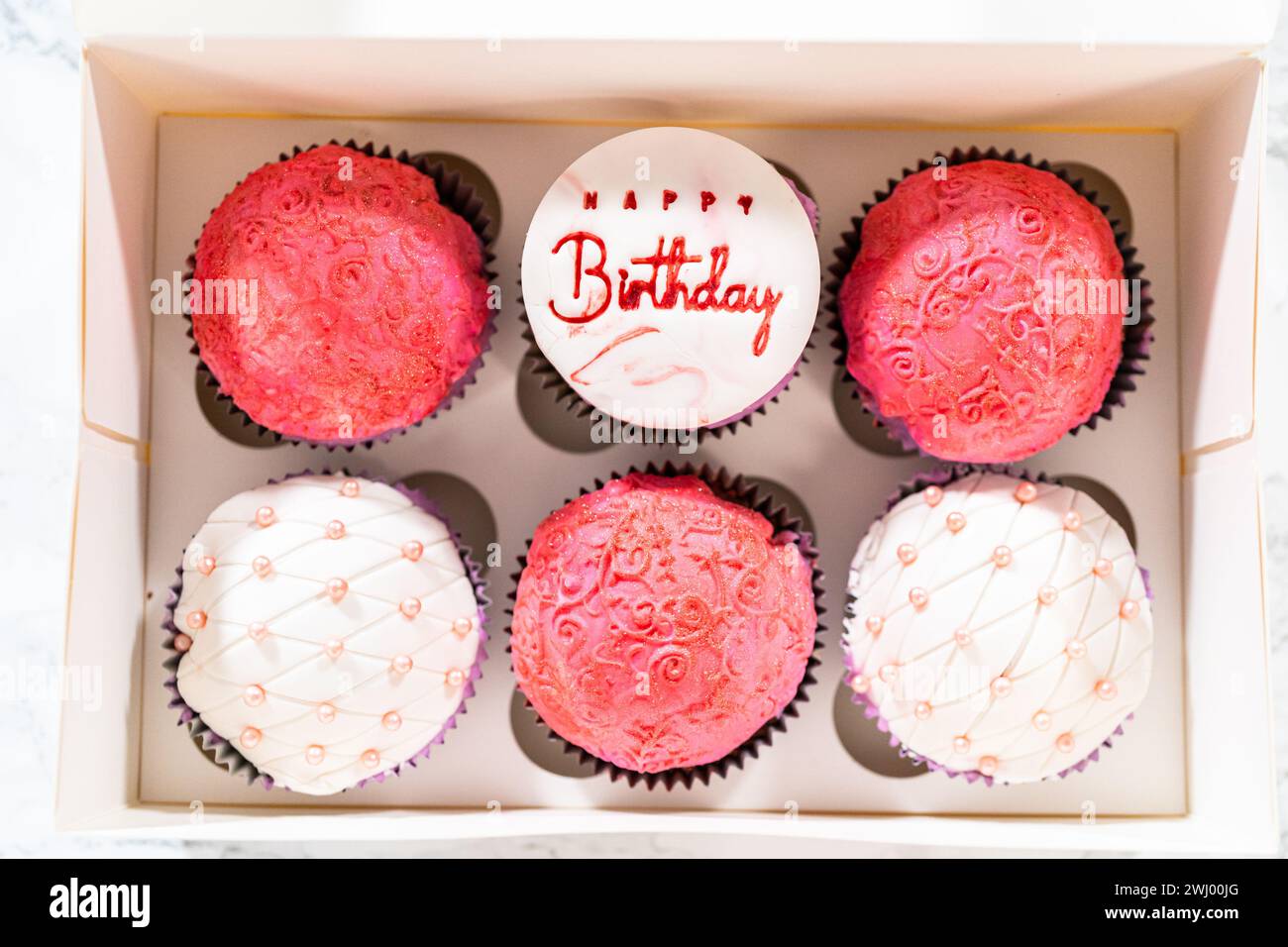 Créer des cupcakes extravagants pour la célébration d'anniversaire Banque D'Images
