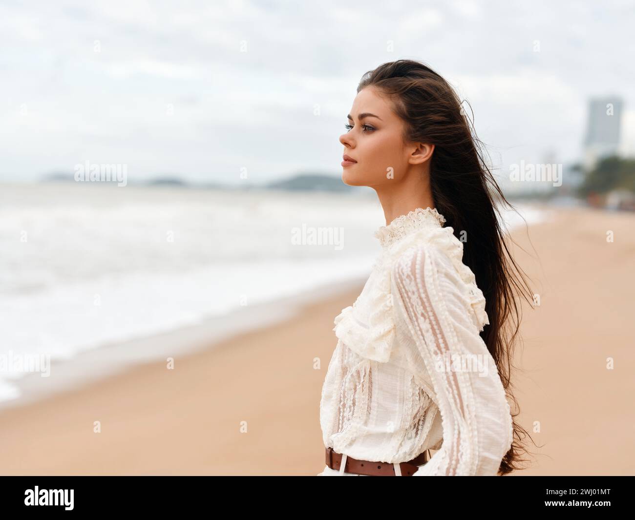 Beauté estivale sereine : jeune femme attrayante profitant de la plage Banque D'Images