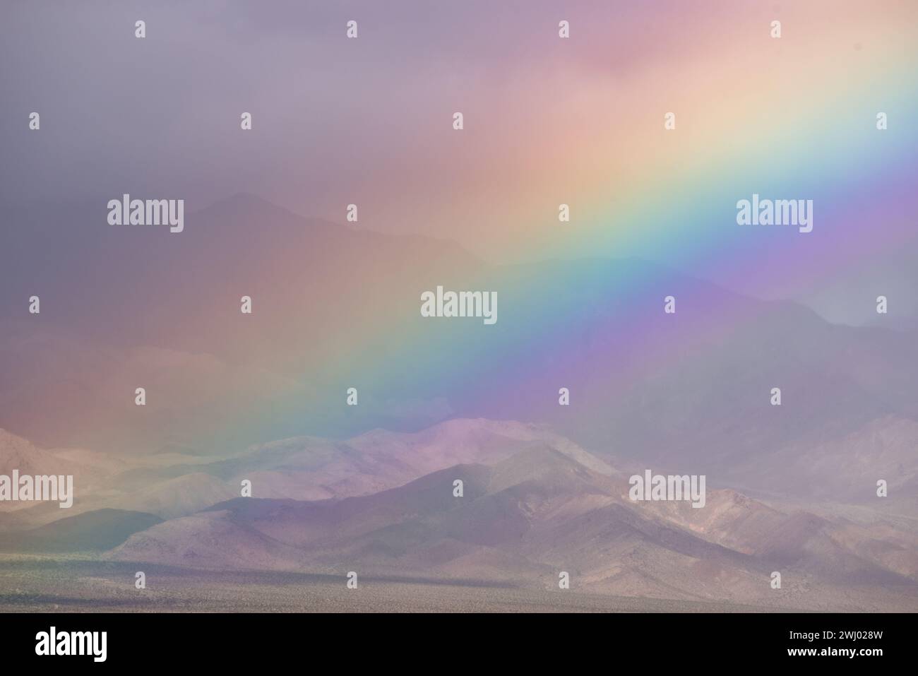 Parc national de la Vallée de la mort, désert, arc-en-ciel rare, tempête de pluie, arc-en-ciel terrestre, phénomènes atmosphériques, météo unique Banque D'Images