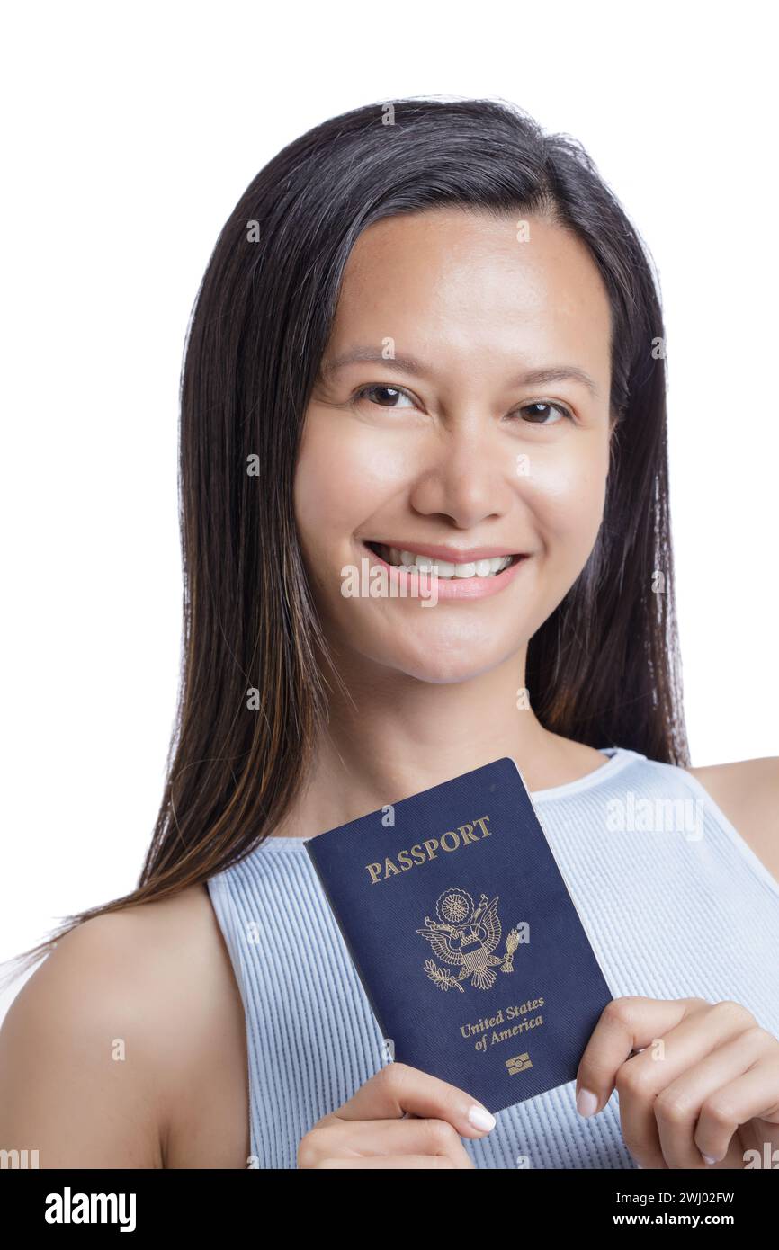 Femme américaine asiatique tenant son passeport américain isolé sur un fond blanc avec espace de copie Banque D'Images