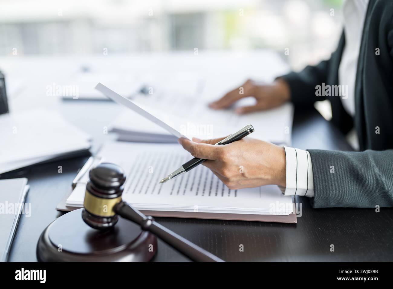 Avocat homme d'affaires workingÂ avec un livre de droit à OfficeÂ ou un conseil juridique en salle d'audience avec marteau et droit juridique. justice et avocat conc Banque D'Images