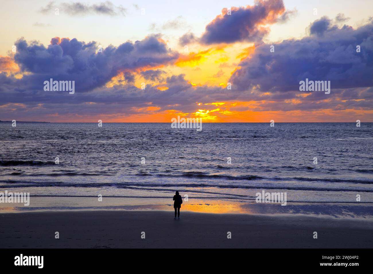 Paysage vase avec des nuages colorés au coucher du soleil, Norderney Island, mer du Nord, Allemagne, Europe Banque D'Images