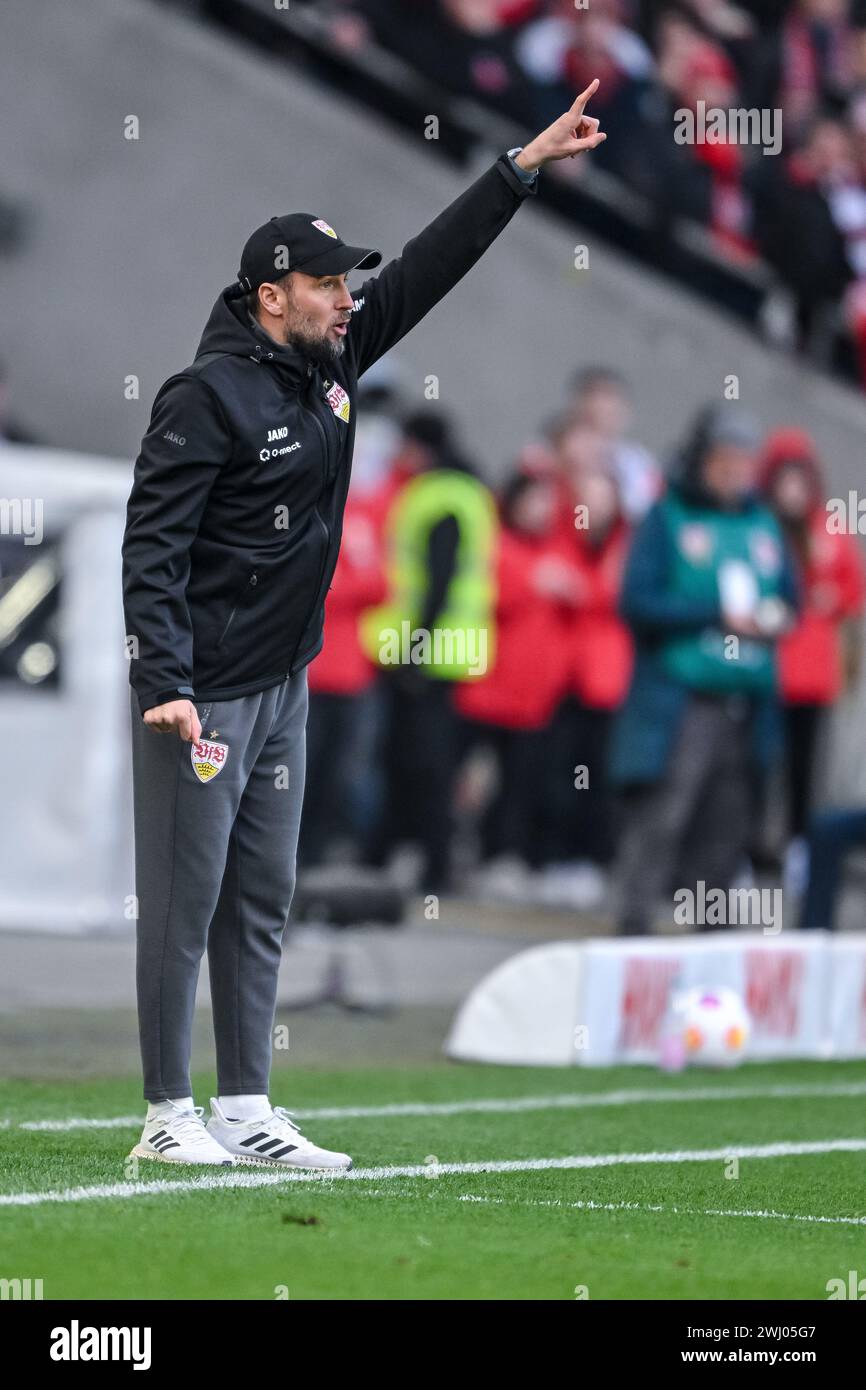 Stuttgart, Allemagne. 11 février 2024. Football : Bundesliga, VfB Stuttgart - FSV Mainz 05, Journée 21, MHPArena. L'entraîneur de Stuttgart Sebastian Hoeness gesticulate. Crédit : Harry Langer/dpa - REMARQUE IMPORTANTE : conformément aux règlements de la DFL German Football League et de la DFB German Football Association, il est interdit d'utiliser ou de faire utiliser des photographies prises dans le stade et/ou du match sous forme d'images séquentielles et/ou de séries de photos de type vidéo./dpa/Alamy Live News Banque D'Images