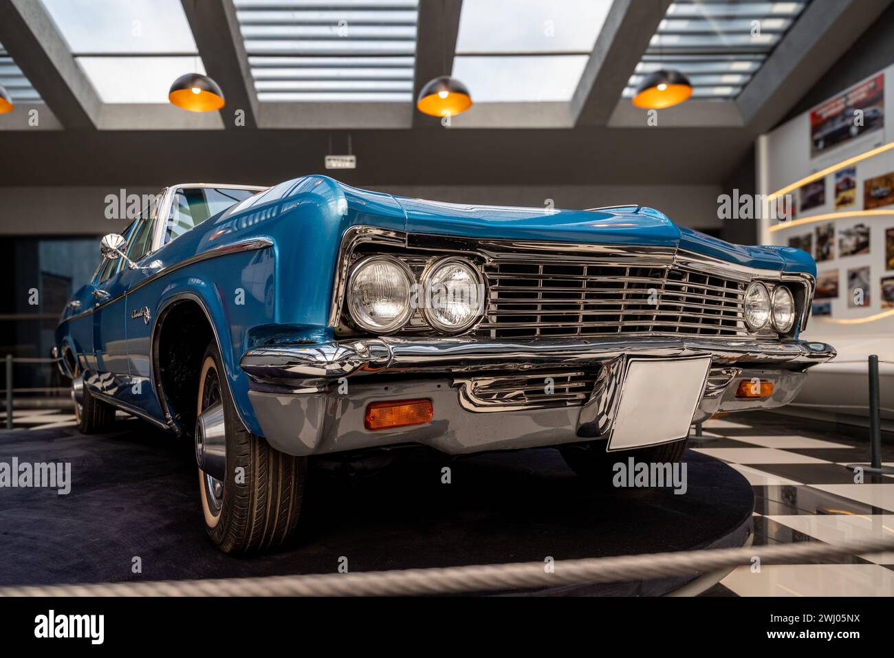 Antalya, Turquie - 1 février 2024 : 1966 Chevrolet Impala exposée au Musée automobile d'Antalya Banque D'Images