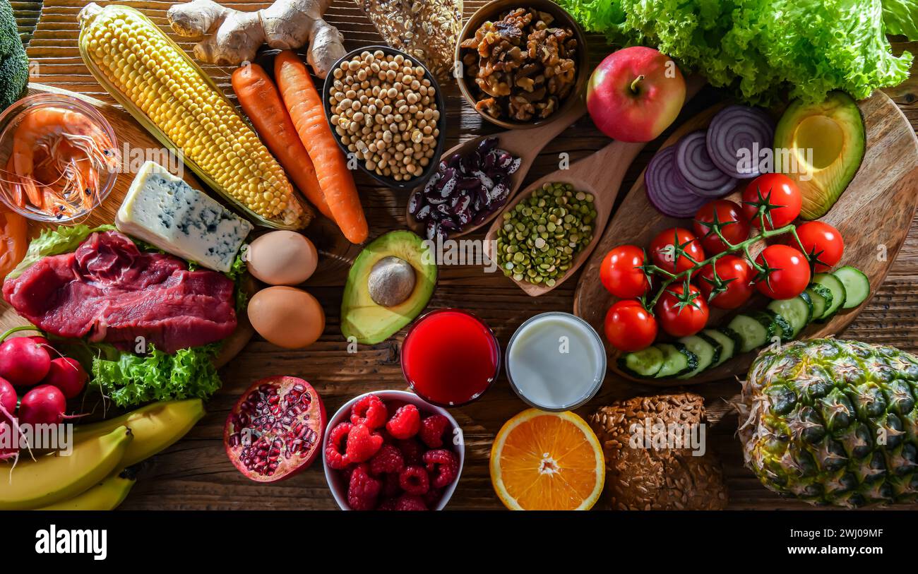 Une variété de produits alimentaires représentant une alimentation équilibrée Banque D'Images