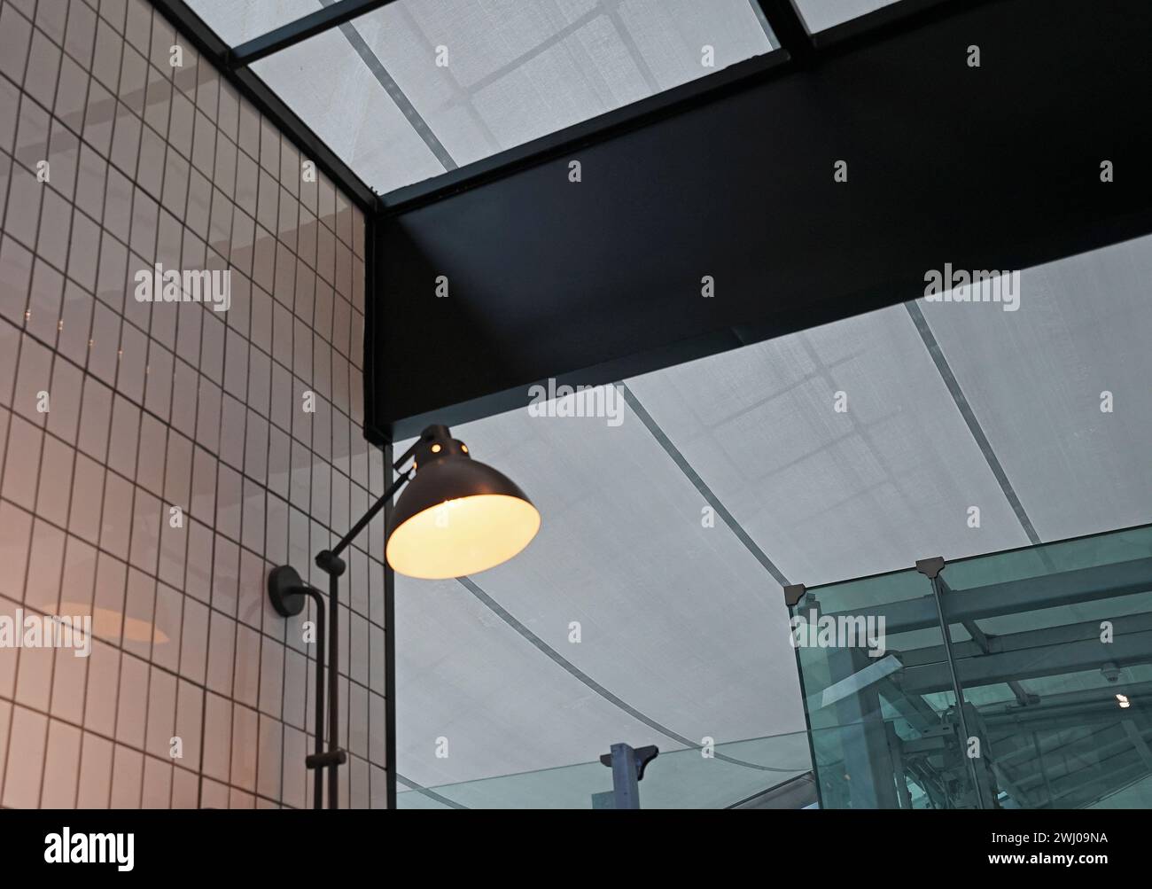 Gros plan lampe d'éclairage loft industrielle et design d'intérieur Banque D'Images