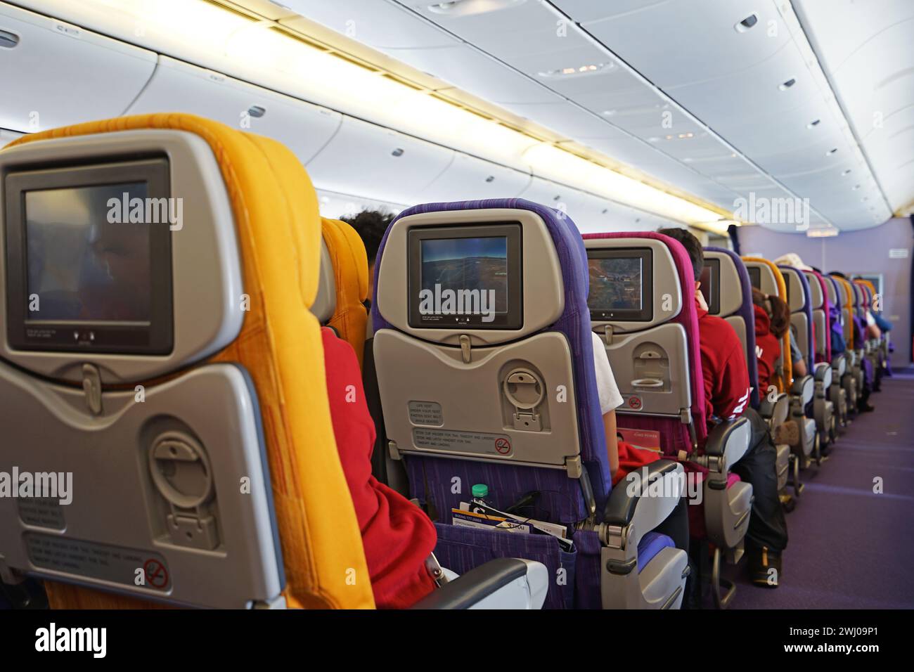 Design d'intérieur et décoration d'avions Boeing 777-300(773) cabine classe économique des lignes aériennes thaïlandaises numéro de vol TG319 de Bangkok à Katmandou Népal Banque D'Images