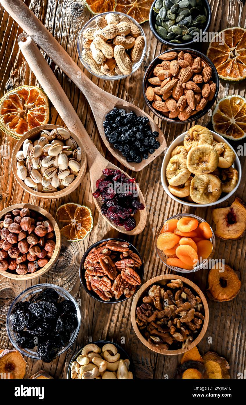 Composition avec une variété de fruits secs et de noix assorties. Spécialités. Banque D'Images