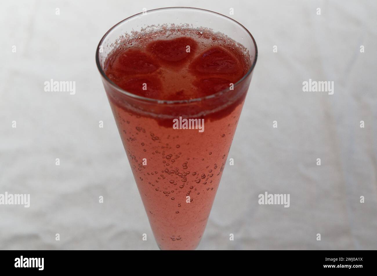 Une célébration, peut-être un mariage. Les coeurs d'amour roses flottent au-dessus des bulles. Banque D'Images