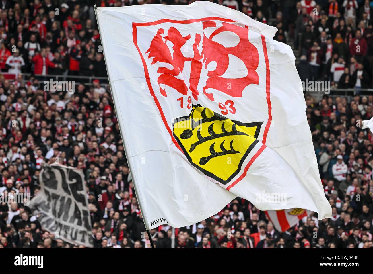 Stuttgart, Allemagne. 11 février 2024. Football : Bundesliga, VfB Stuttgart - FSV Mainz 05, Journée 21, MHPArena. Logo VfB Stuttgart sur un drapeau. Crédit : Harry Langer/dpa - REMARQUE IMPORTANTE : conformément aux règlements de la DFL German Football League et de la DFB German Football Association, il est interdit d'utiliser ou de faire utiliser des photographies prises dans le stade et/ou du match sous forme d'images séquentielles et/ou de séries de photos de type vidéo./dpa/Alamy Live News Banque D'Images