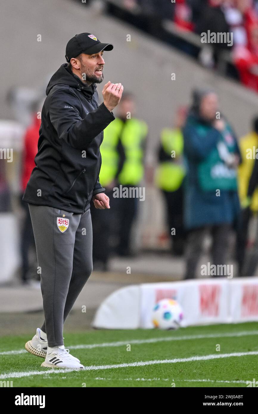 Stuttgart, Allemagne. 11 février 2024. Football : Bundesliga, VfB Stuttgart - FSV Mainz 05, Journée 21, MHPArena. L'entraîneur de Stuttgart Sebastian Hoeness gesticulate. Crédit : Harry Langer/dpa - REMARQUE IMPORTANTE : conformément aux règlements de la DFL German Football League et de la DFB German Football Association, il est interdit d'utiliser ou de faire utiliser des photographies prises dans le stade et/ou du match sous forme d'images séquentielles et/ou de séries de photos de type vidéo./dpa/Alamy Live News Banque D'Images