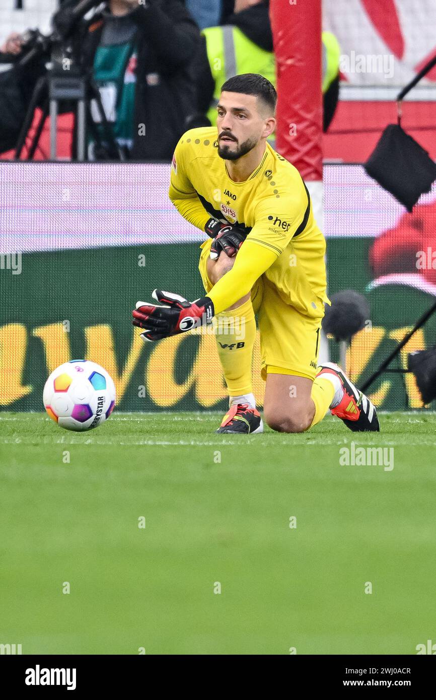 Stuttgart, Allemagne. 11 février 2024. Football : Bundesliga, VfB Stuttgart - FSV Mainz 05, Journée 21, MHPArena. Le gardien de but de Stuttgart Fabian Bredlow en action. Crédit : Harry Langer/dpa - REMARQUE IMPORTANTE : conformément aux règlements de la DFL German Football League et de la DFB German Football Association, il est interdit d'utiliser ou de faire utiliser des photographies prises dans le stade et/ou du match sous forme d'images séquentielles et/ou de séries de photos de type vidéo./dpa/Alamy Live News Banque D'Images