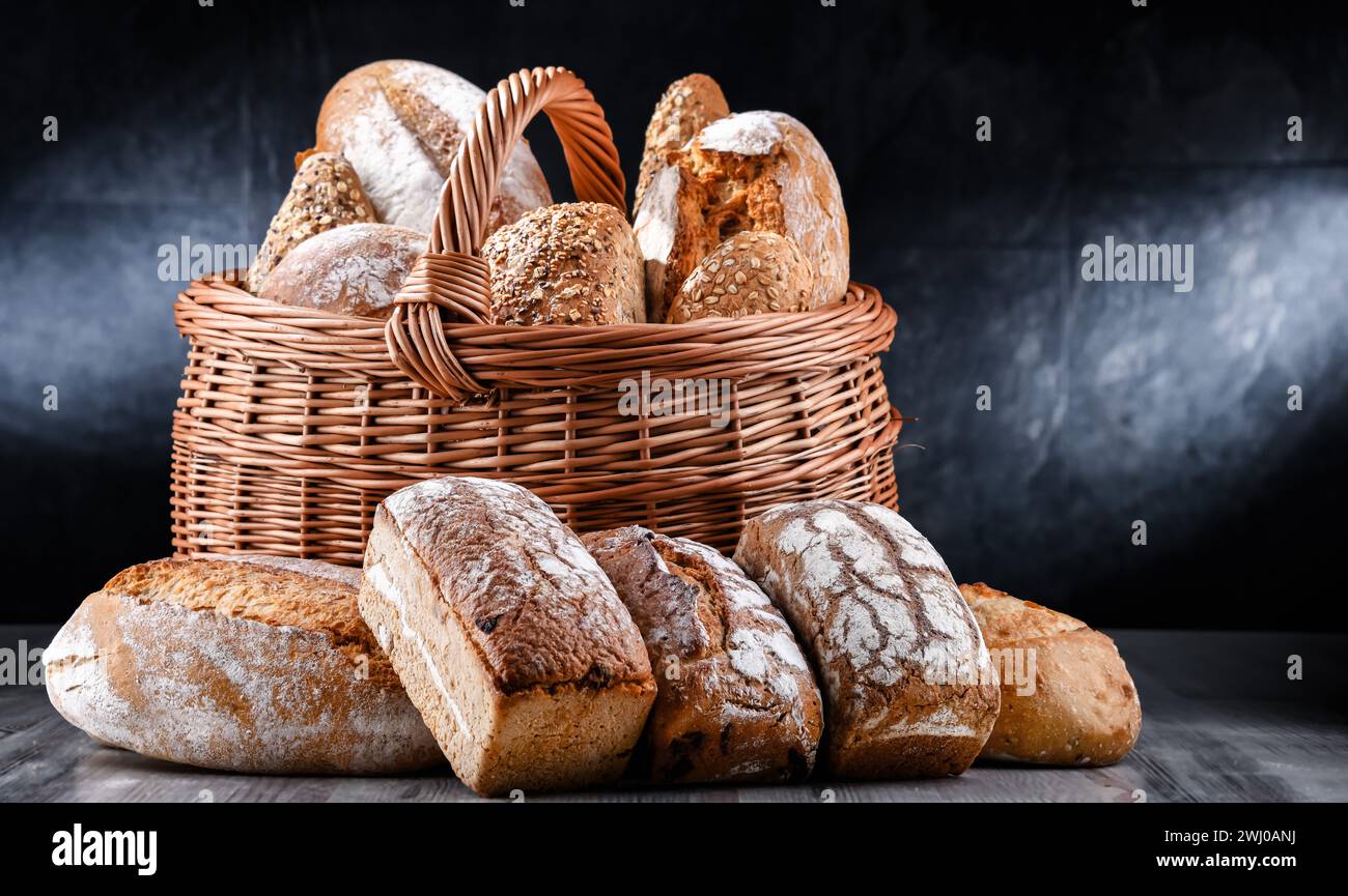 Panier en osier avec produits de boulangerie, y compris pains et petits pains Banque D'Images
