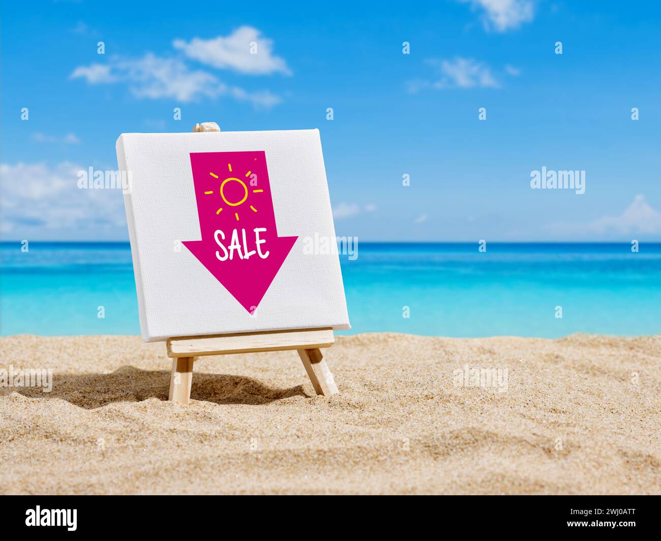 Concept de vente d'été. Une toile sur un chevalet avec une annonce de vente d'été ou une bannière publicitaire sur le sable d'une plage. Banque D'Images