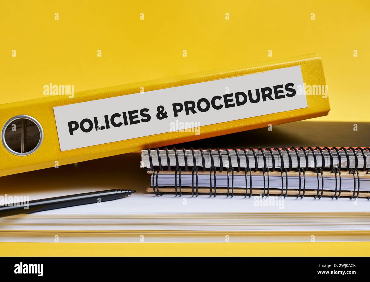 Politiques et procédures écrites sur l'étiquette d'une reliure jaune sur le bureau. Concept des politiques et procédures de l'entreprise ou de l'entreprise. Banque D'Images