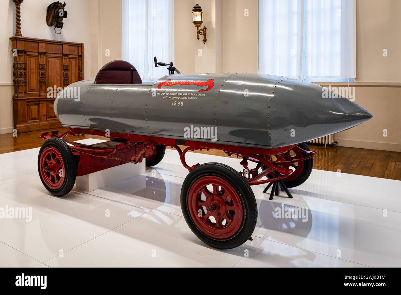 La jamais contente, premier véhicule routier à parcourir plus de 100 kilomètres à l’heure, exposé au Musée national de l’automobile et du Tourisme. Banque D'Images