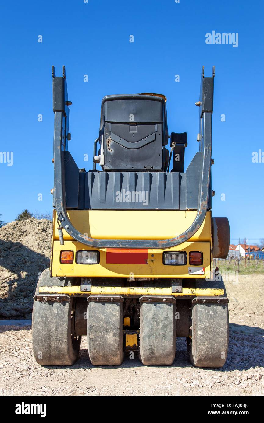 Véhicule pour la construction de routes. Chantier de construction de route avec compacteur à rouleaux travaillant la route asphaltée Banque D'Images