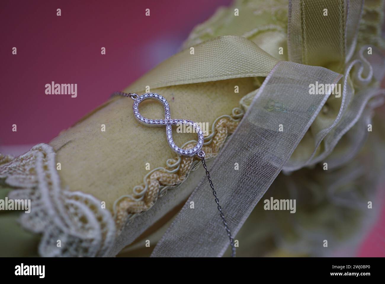 Deux rouleaux de tissu avec dentelle et rubans, soigneusement enroulés Banque D'Images