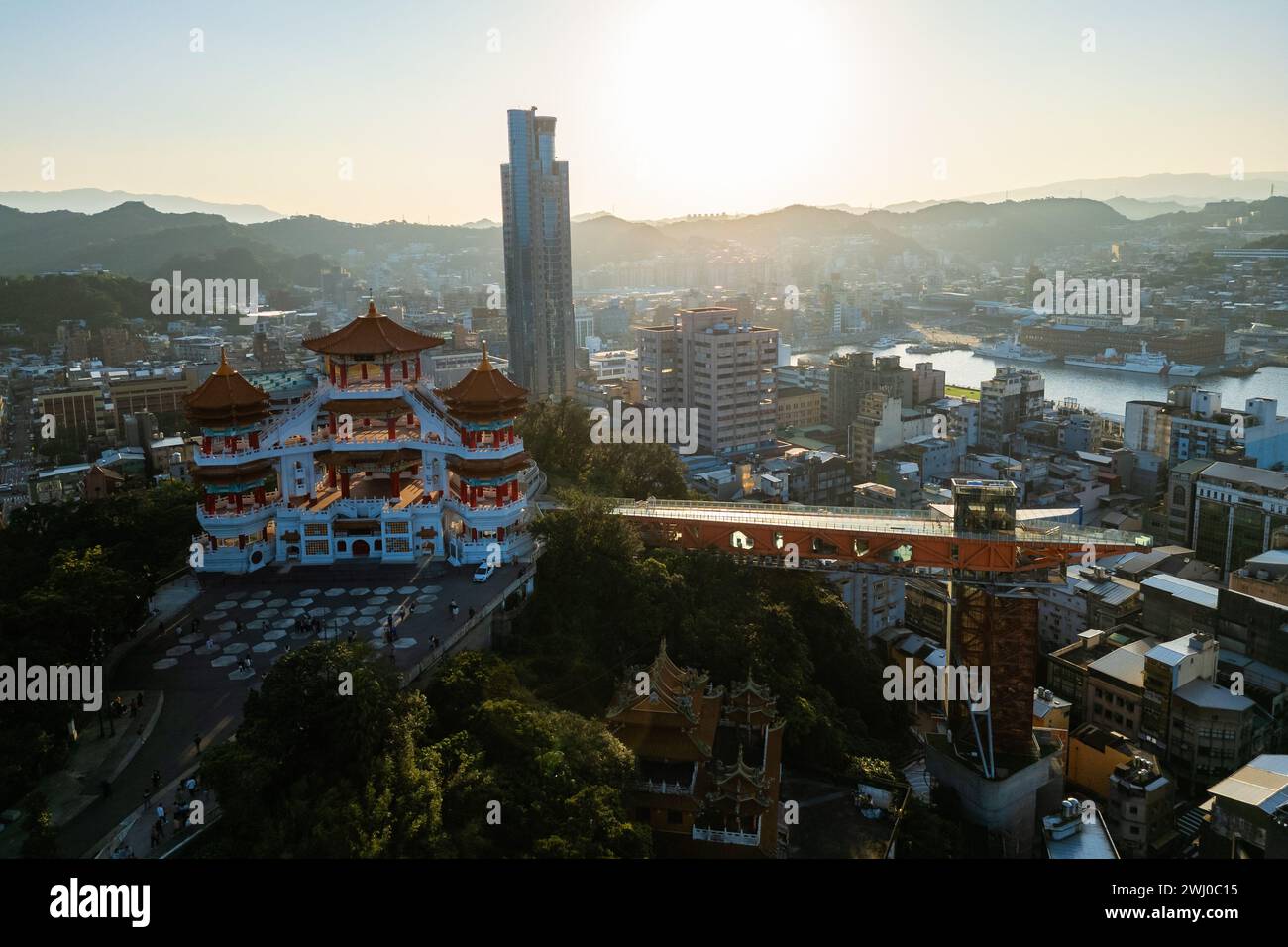 Vue aérienne de l'autel Zhupu et de la tour keelung dans le nord de Taiwan au crépuscule Banque D'Images