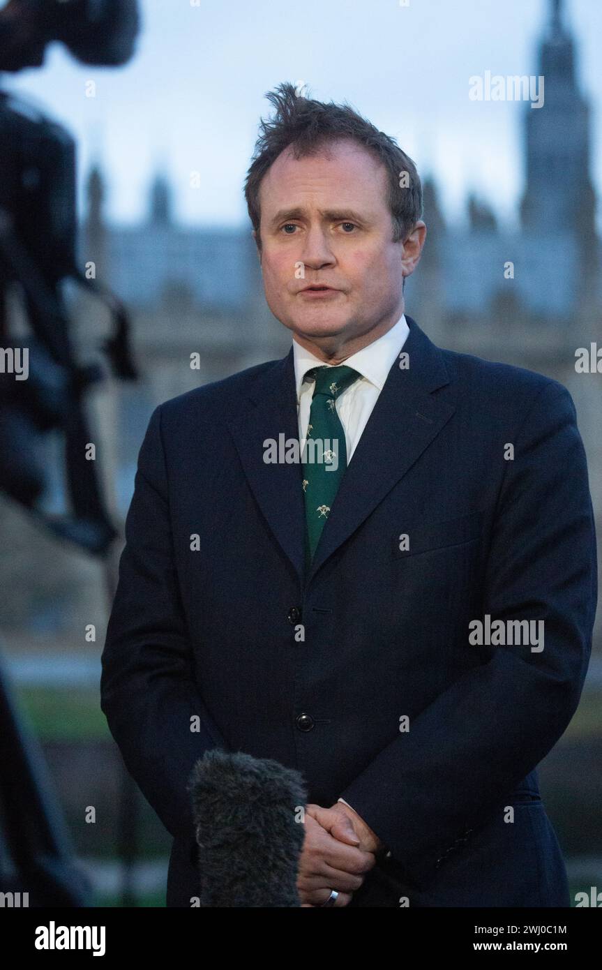 Londres, Royaume-Uni. 12 février 2024. Le ministre de la sécurité Tom Tugendhat est vu parler à GB News lors de la tournée médiatique de la matinée. .Credit : Tayfun Salci / Alamy Live News Banque D'Images