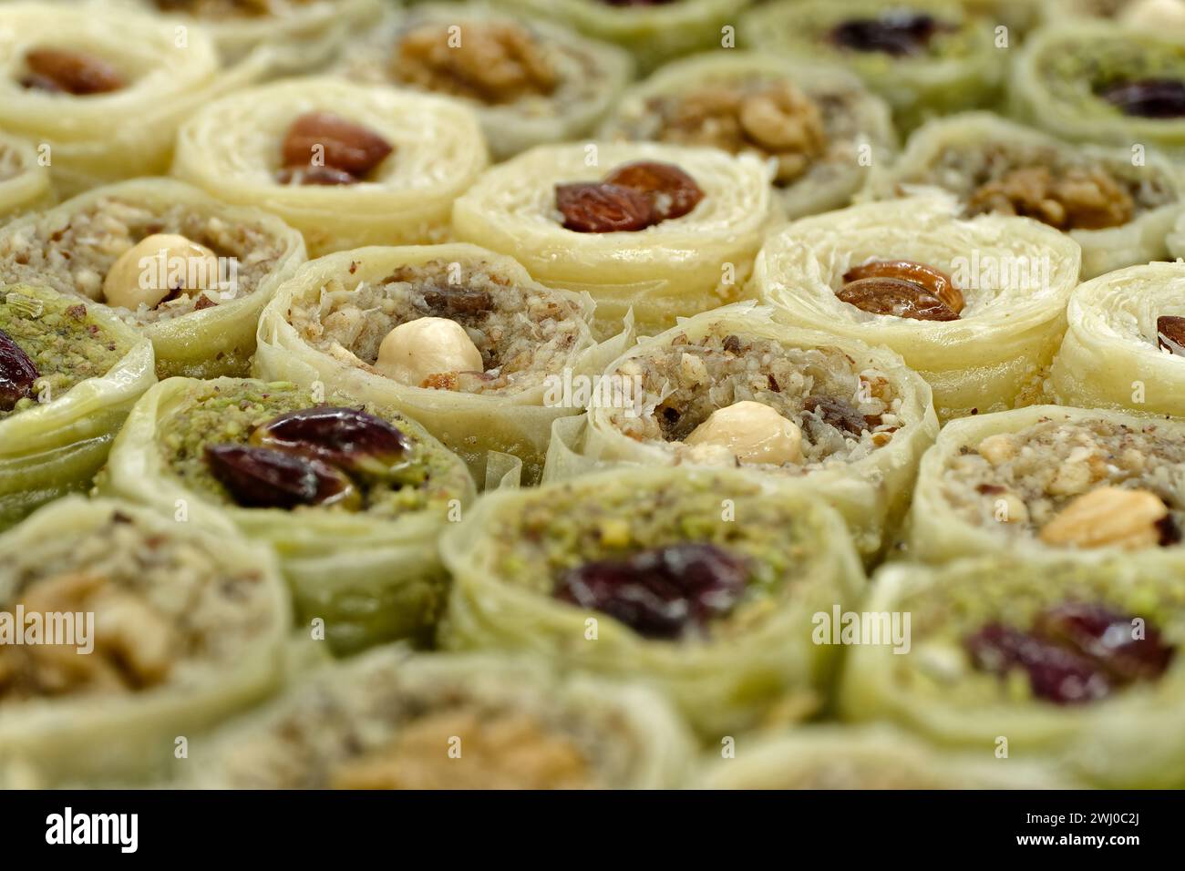Dessert turc traditionnel assorti, baklava, avec diverses garnitures et garnitures, fond de nourriture abstraite Banque D'Images