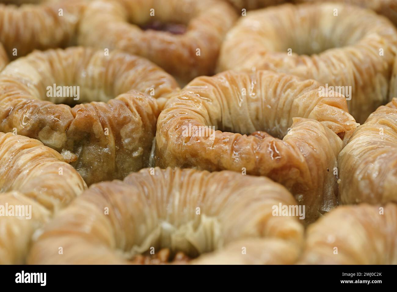 Dessert turc traditionnel, baklava, rempli de noix écrasées, fond de nourriture abstraite Banque D'Images