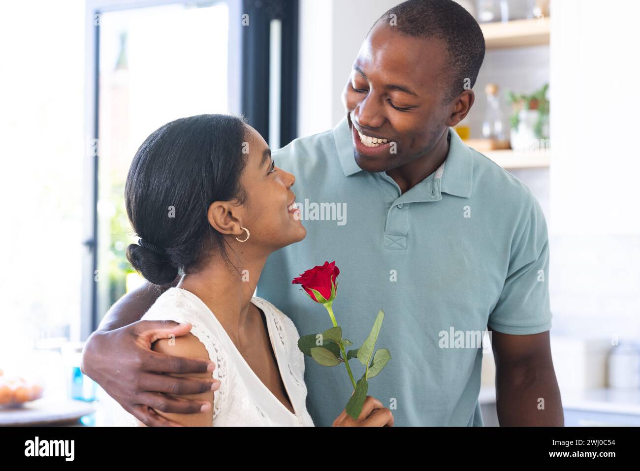 Couple biracial profite d'un moment romantique à la maison Banque D'Images