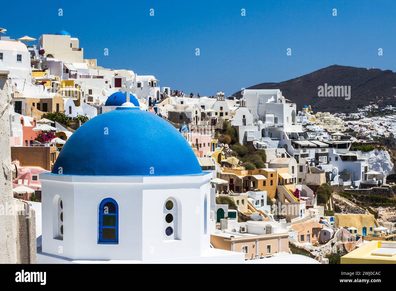 Les dômes de l'église à Oia Santorini Banque D'Images