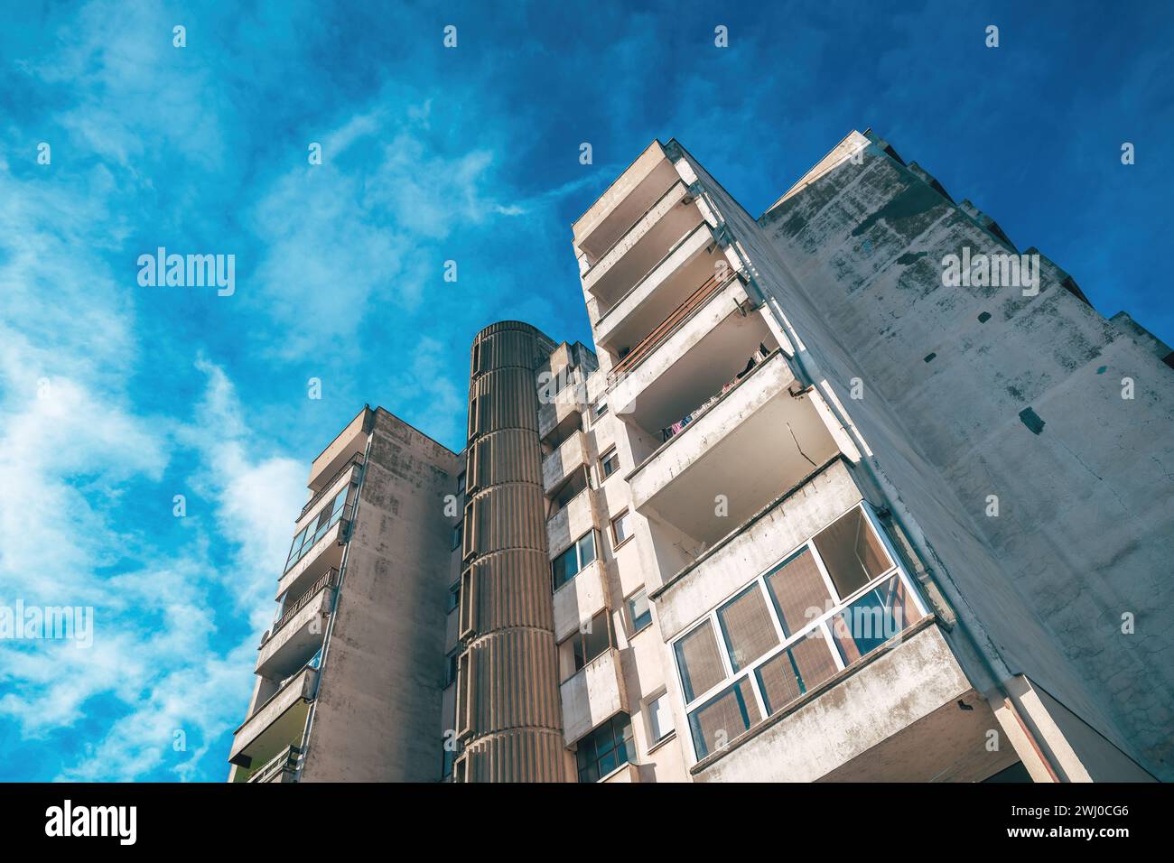 Gratte-ciel résidentiel des années 1980 comme bel exemple de style architectural brutaliste, vue en angle bas Banque D'Images
