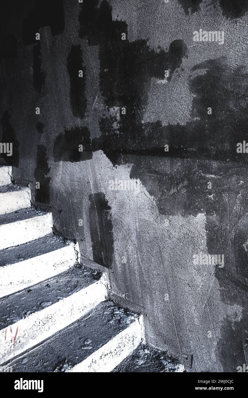 Marches d'escalier en béton inachevées dans un bâtiment comme fond grunge Banque D'Images