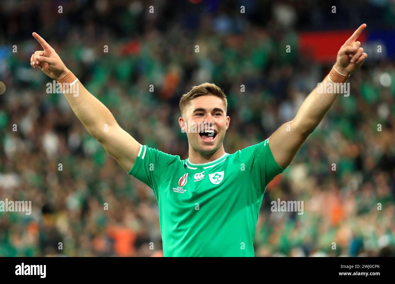 Photo du dossier datée du 23-09-2023 de Jack Crowley de l'Irlande. Jack Crowley, demi-mouche irlandais, relève le défi de remplir les chaussures de Johnny Sexton dans sa foulée et « pourrait aller loin », selon son coéquipier James Lowe. Date d'émission : lundi 12 février 2024. Banque D'Images