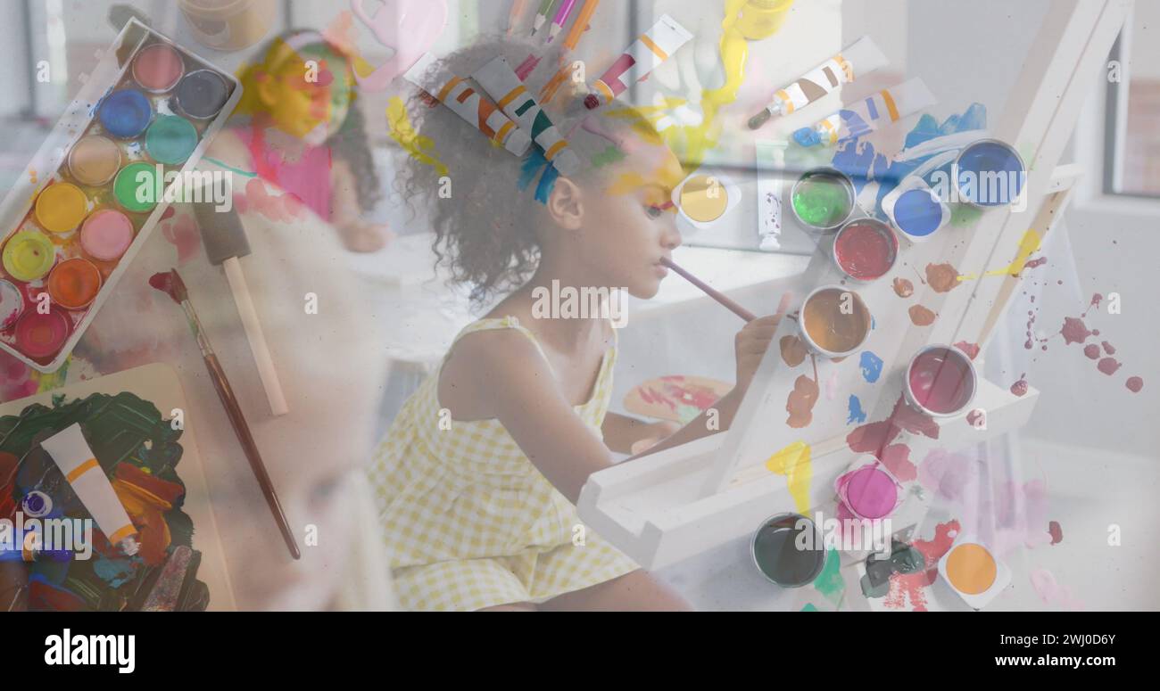 Image de l'équipement d'art sur la peinture heureuse de diverses écolières dans la classe d'art. Banque D'Images