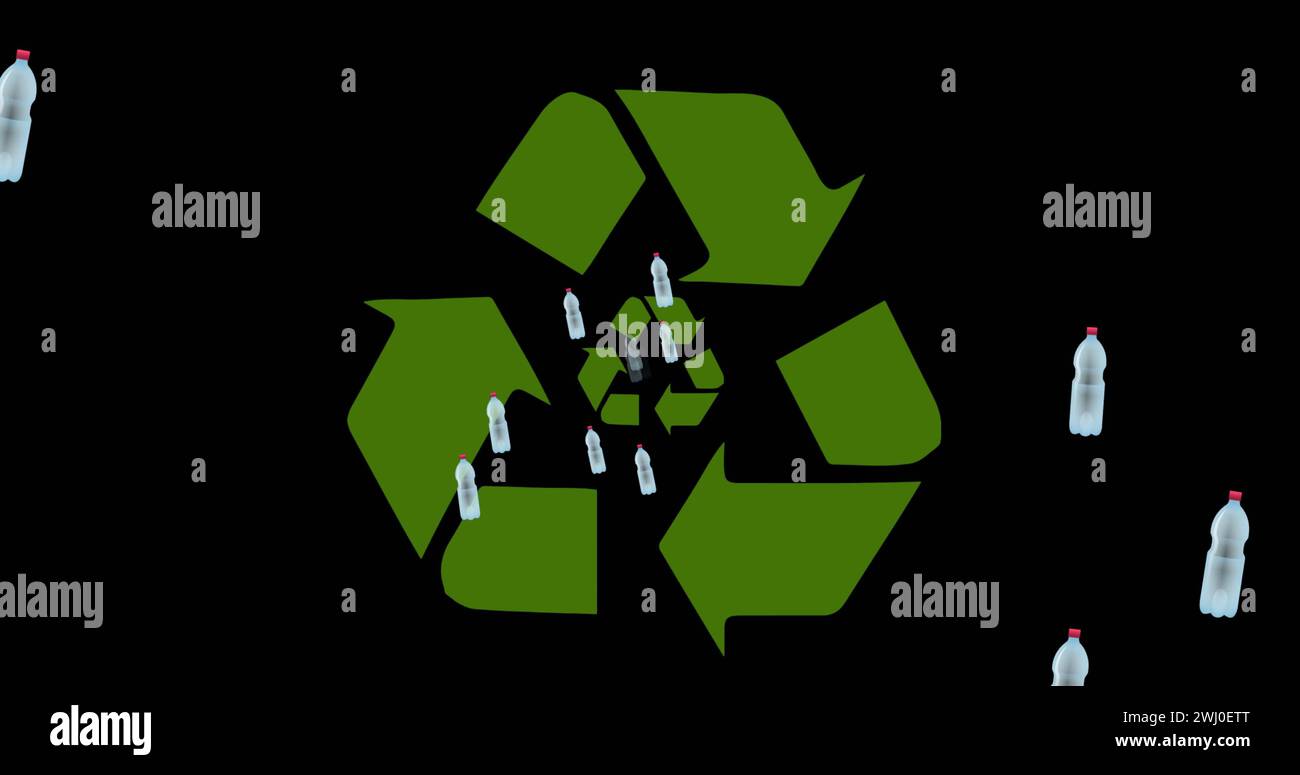 Image de bouteilles et symbole de recyclage sur fond noir Banque D'Images