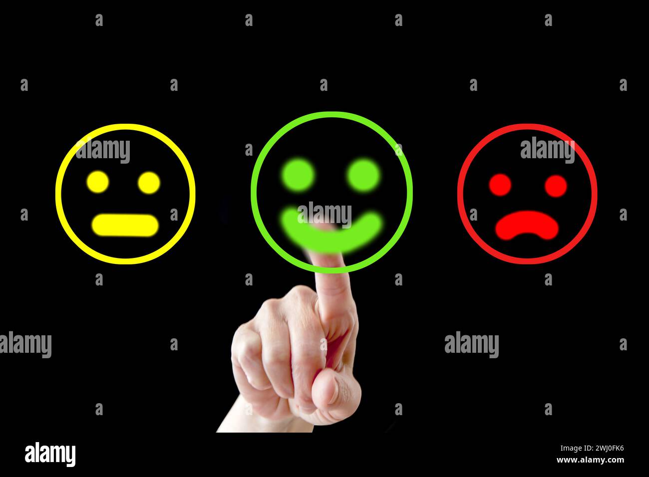 Femme donnant la note et l'avis de Feedback avec l'icône émoticône de visage heureux. Face de marquage client Banque D'Images