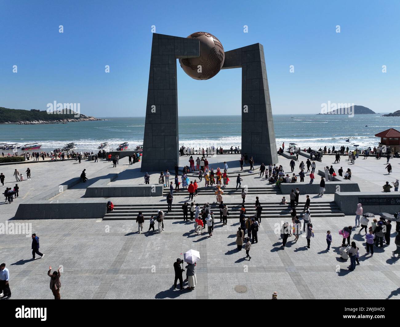 SHANTOU, CHINE - 11 FÉVRIER 2024 - les touristes visitent la 'porte de la nature', la tour symbole du Tropique du cancer, sur l'île de Nanao, ville de Shantou, Gua Banque D'Images