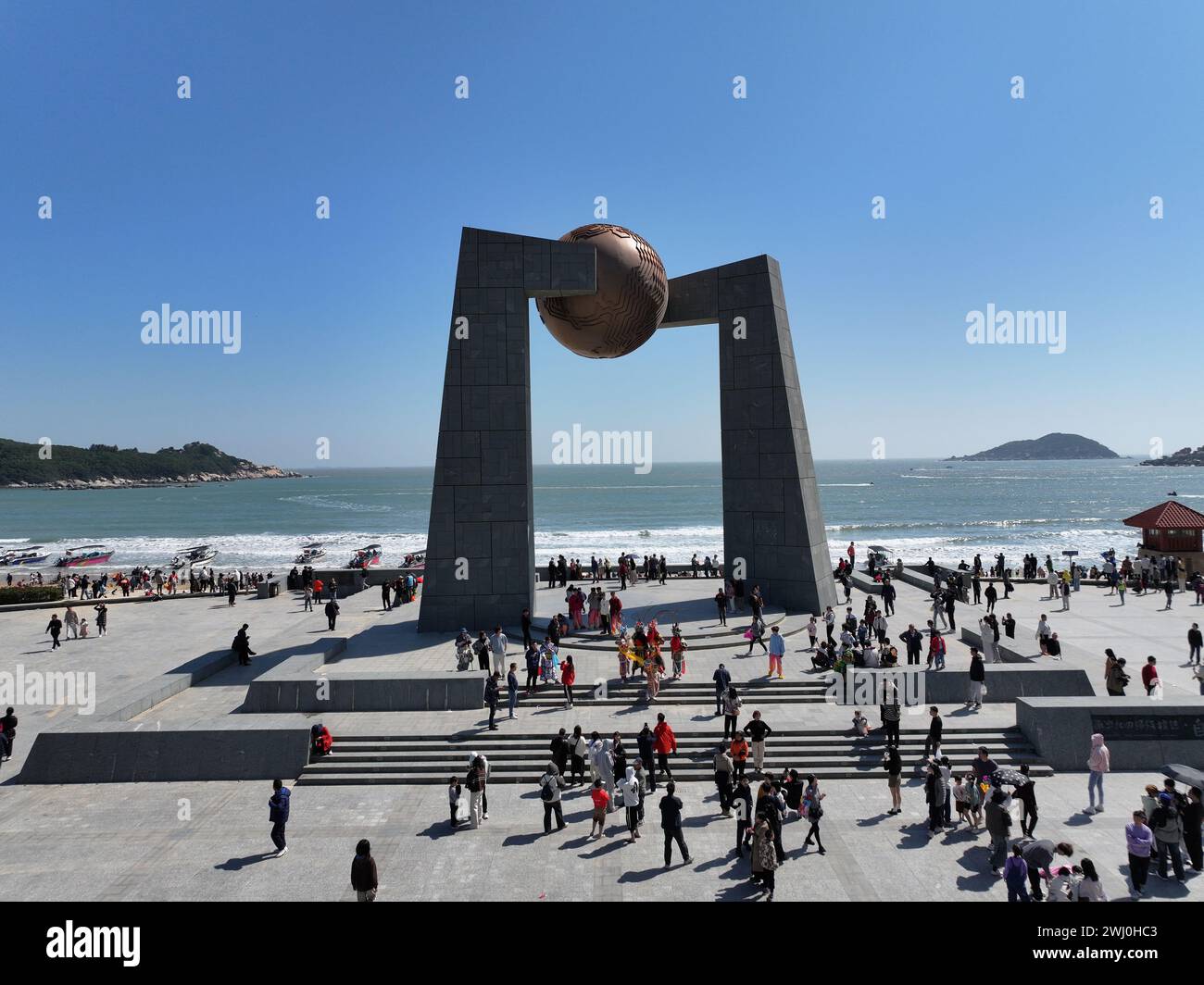SHANTOU, CHINE - 11 FÉVRIER 2024 - les touristes visitent la 'porte de la nature', la tour symbole du Tropique du cancer, sur l'île de Nanao, ville de Shantou, Gua Banque D'Images