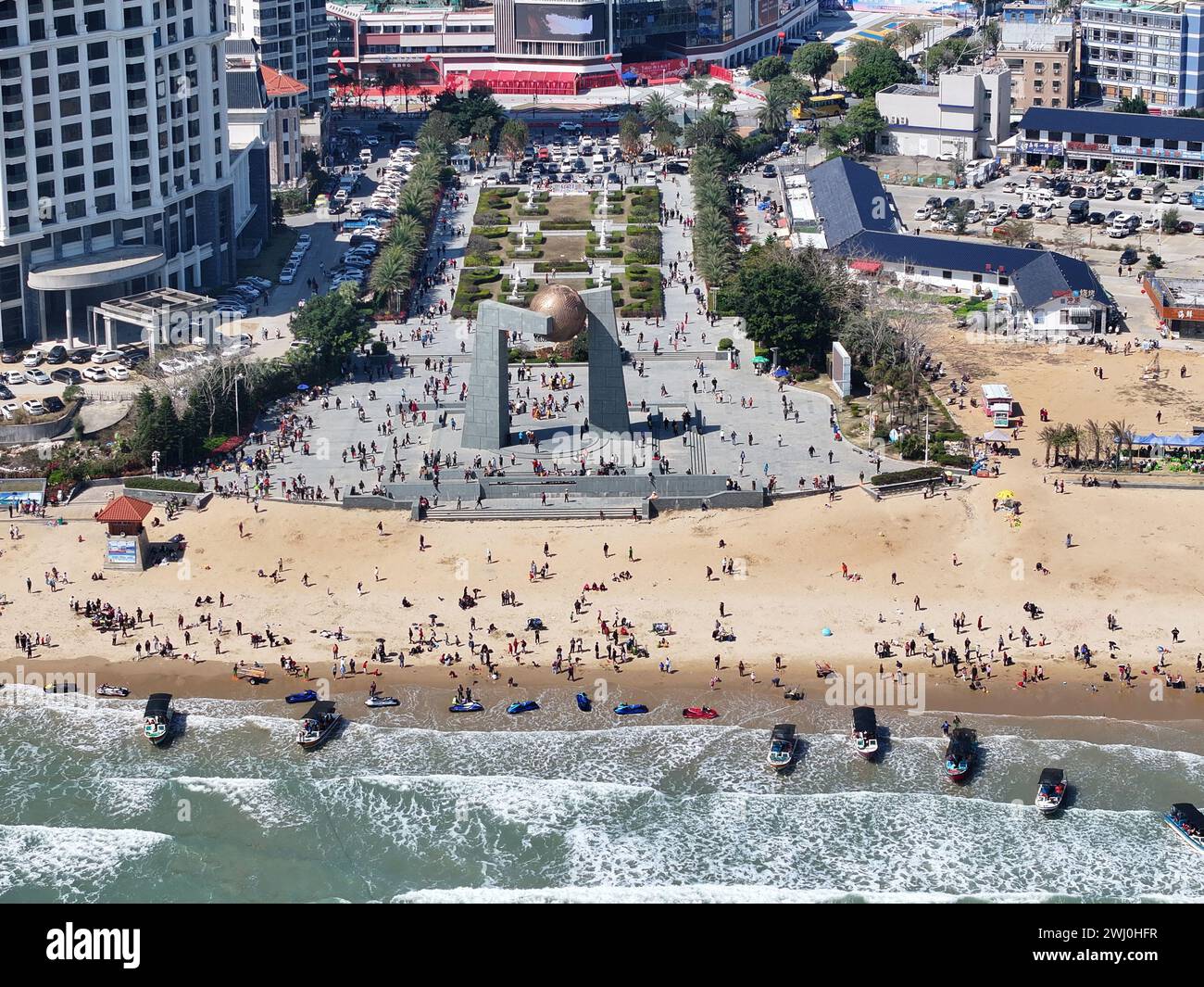 SHANTOU, CHINE - 11 FÉVRIER 2024 - les touristes visitent la 'porte de la nature', la tour symbole du Tropique du cancer, sur l'île de Nanao, ville de Shantou, Gua Banque D'Images