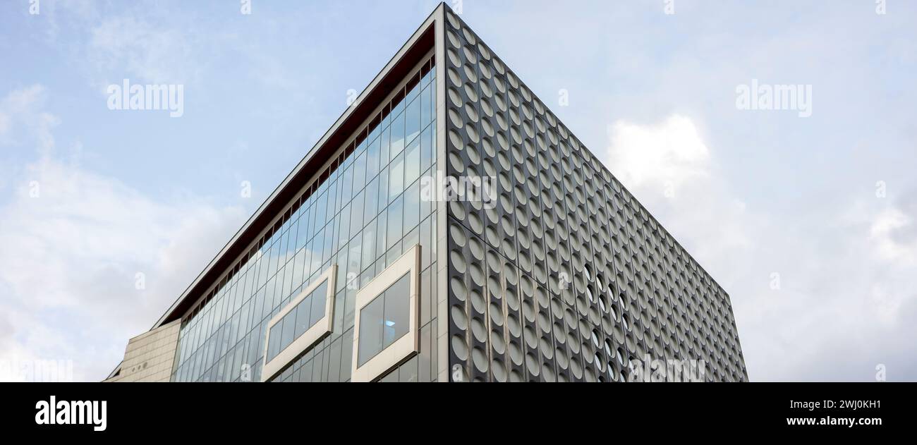 Gros plan sur le sommet du lieu de divertissement musical Vredenburg et Tivoli bâtiment dans la ville néerlandaise. Façade extérieure architecture moderne contemporaine. Banque D'Images
