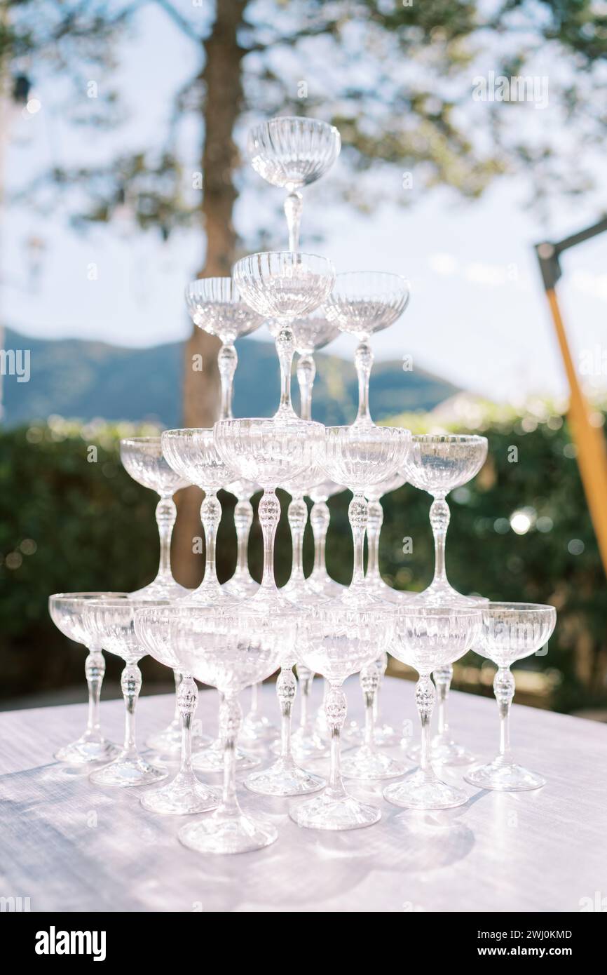 Pyramide de verres vides se tient sur une table dans le jardin Banque D'Images