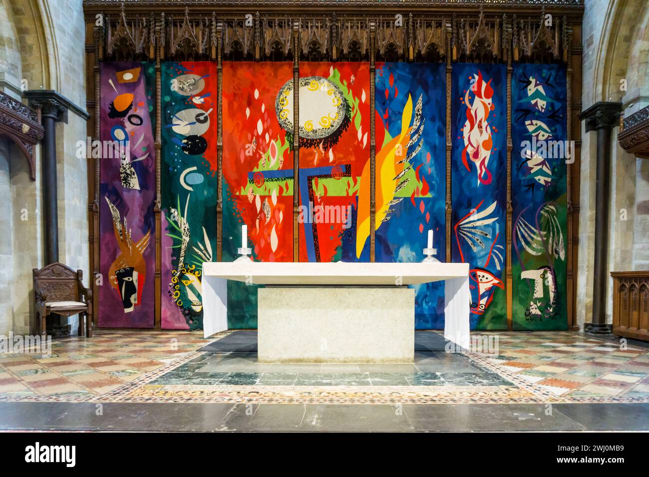 La tapisserie John Piper, installée en 1966, derrière le maître-autel de la cathédrale de Chichester. Banque D'Images