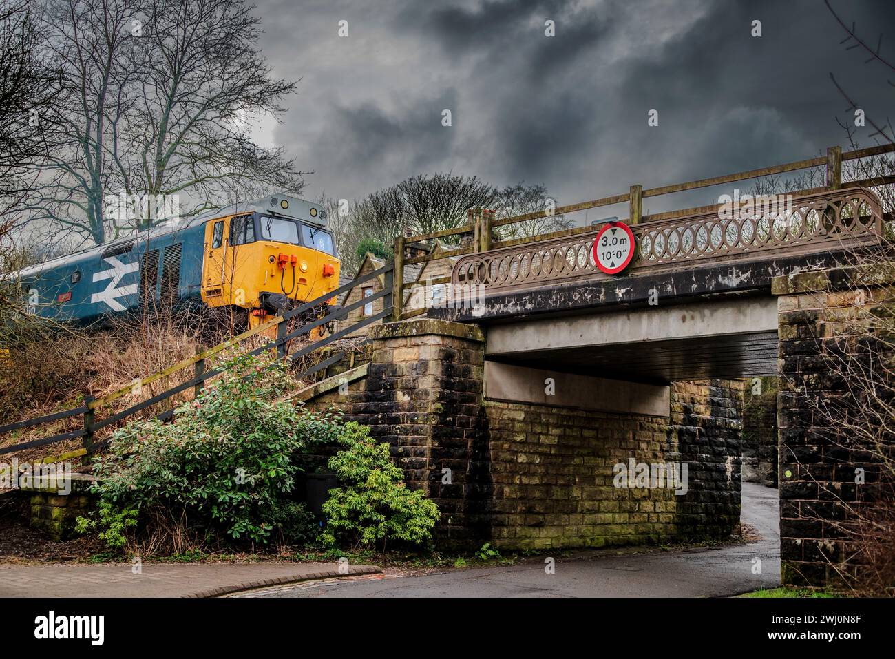 Diesel de classe 50 nommé Valiant croisant le pont bas à Stubbins pendant la journée de diesel d'hiver sur l'East Lancashire Railway. Banque D'Images