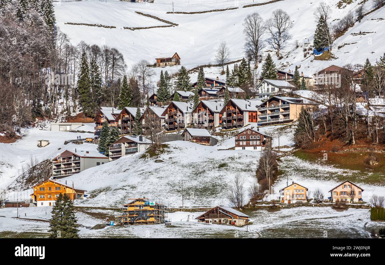 Blick auf die Häuser am Sonnenhang von Engelberg im Kanton Obwalden. (Engelberg, Schweiz, 16.12.2023) Banque D'Images