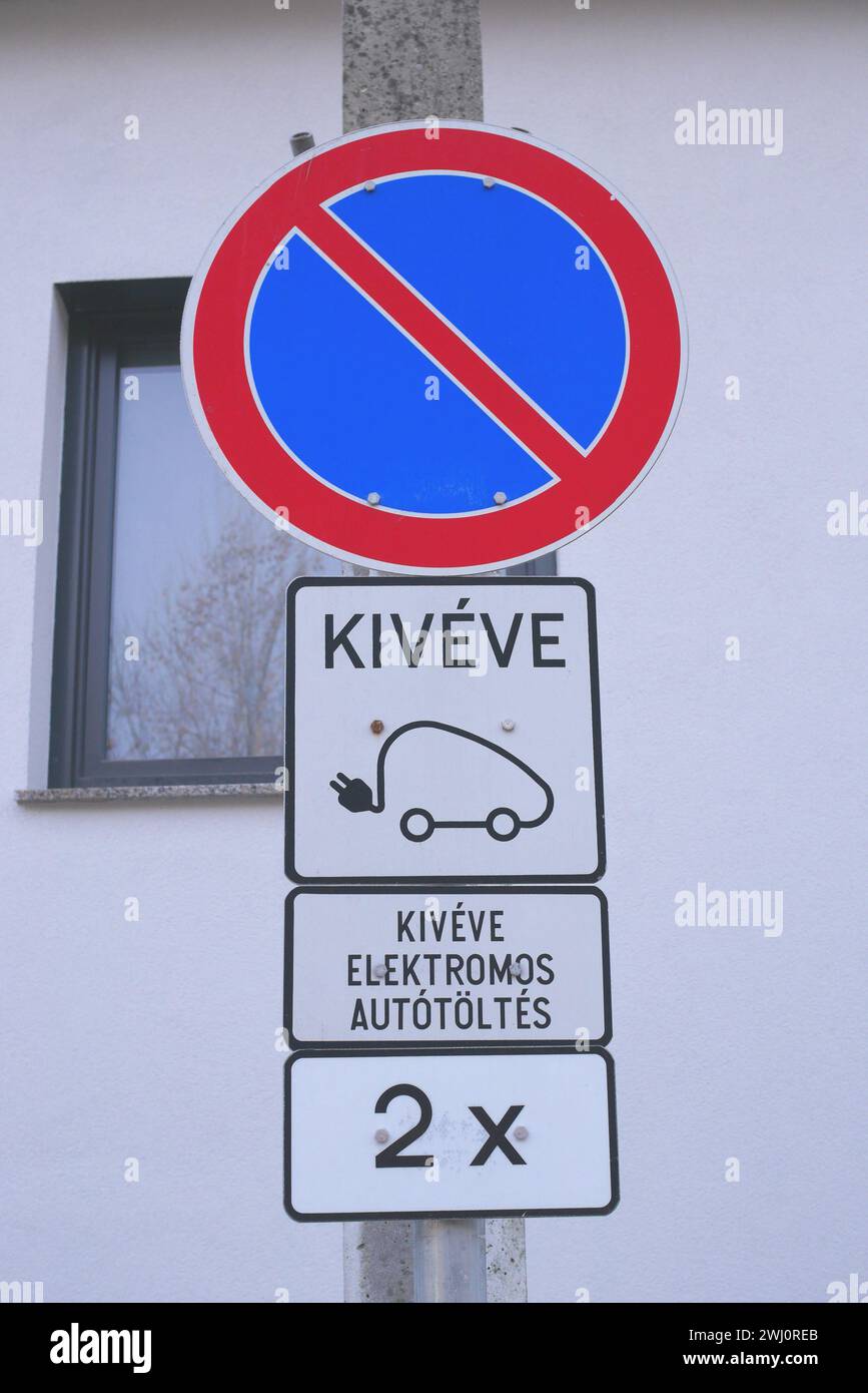 Panneau routier hongrois indiquant pas de stationnement sauf pour la recharge de véhicules électriques, Budapest, Hongrie Banque D'Images