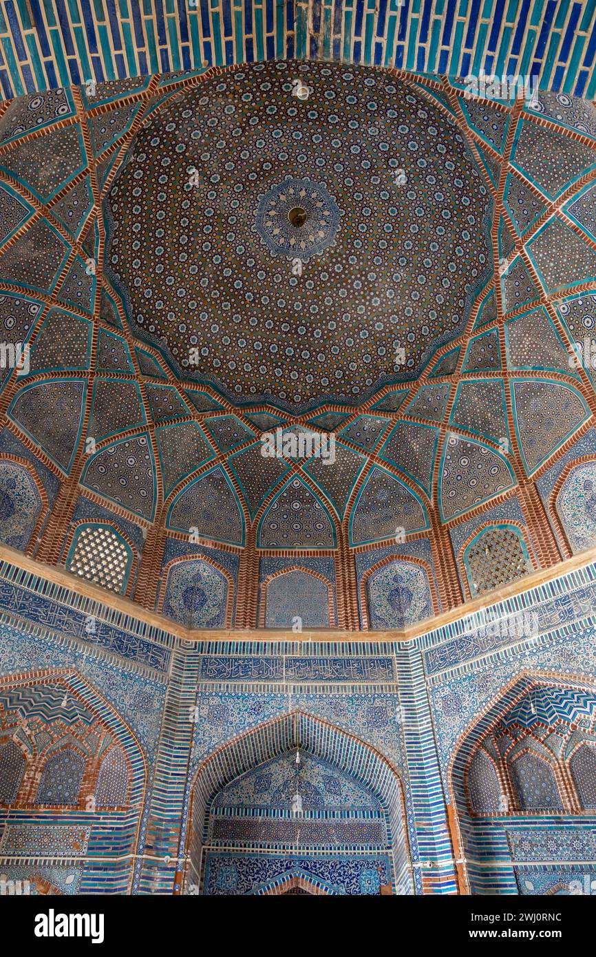 Thatta, Sindh, Pakistan - 11 17 2019 : décoration en mosaïque colorée et complexe à l'intérieur de l'ancienne mosquée Shah Jahan alias Jama masjid Banque D'Images